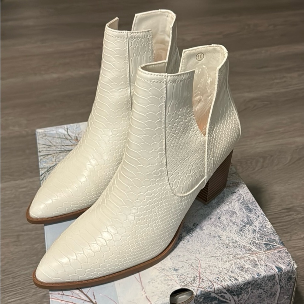 Brand new ZBY white snake print ankle boots ladies, size 10